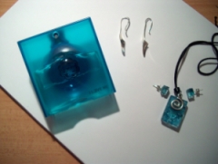 {Colonia, pendientes y colgante}
